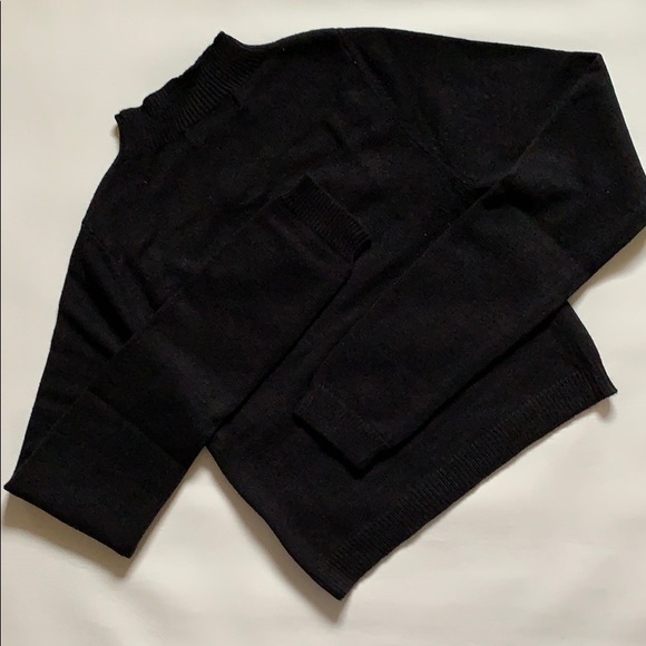 Front Hole Detailed Cropped Sweater - Picture 7 of 7